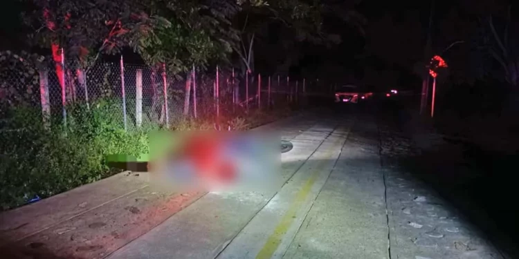 Una motocicleta de la marca Bajaj tipo Pulsar fue asegurada por peritos forenses como parte de las evidencias clave en el lugar del ataque.