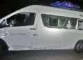 Elementos de la Policía Vial Estatal resguardaron la camioneta Toyota Hiace de la ruta Nueva Esperanza para realizar las diligencias del peritaje.