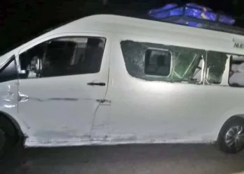 Elementos de la Policía Vial Estatal resguardaron la camioneta Toyota Hiace de la ruta Nueva Esperanza para realizar las diligencias del peritaje.