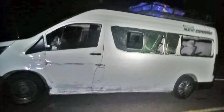 Elementos de la Policía Vial Estatal resguardaron la camioneta Toyota Hiace de la ruta Nueva Esperanza para realizar las diligencias del peritaje.