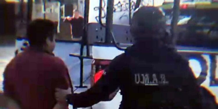 Elementos del grupo UMAR arrestaron al chofer del autobús de la ruta al CRIT cuando pretendía huir tras el atropellamiento. Fue identificado como Alfredo H. T.
