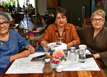 Fotos: Rubén Morales // Elodia Sandoval celebró su cumpleaños en compañía de su amiga Rosalba Vargas y Bricia Osorio.