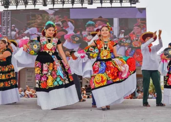 En la Villa de Etla, la Guelaguetza contó con la participación de varias delegaciones.