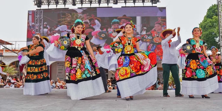 En la Villa de Etla, la Guelaguetza contó con la participación de varias delegaciones.
