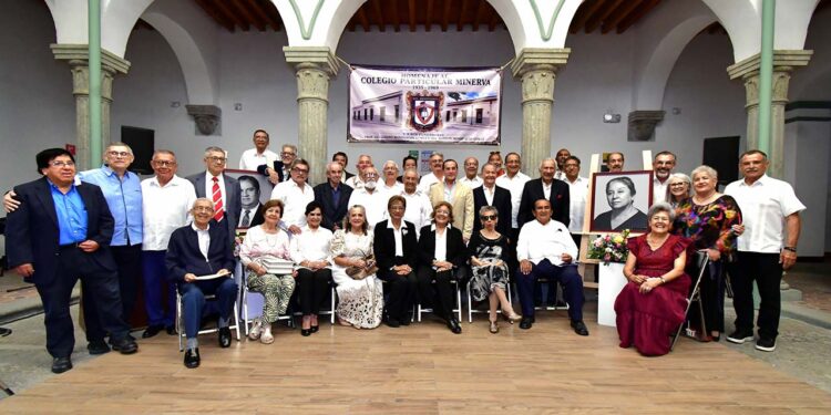 Fotos: Rubén Morales // Exalumnos de diversas generaciones del Colegio Particular Minerva se reunieron en el edificio donde nació la institución.