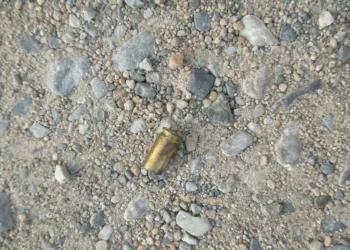 Fueron hallados casquillos calibre 9 milímetros en el lugar del ataque.