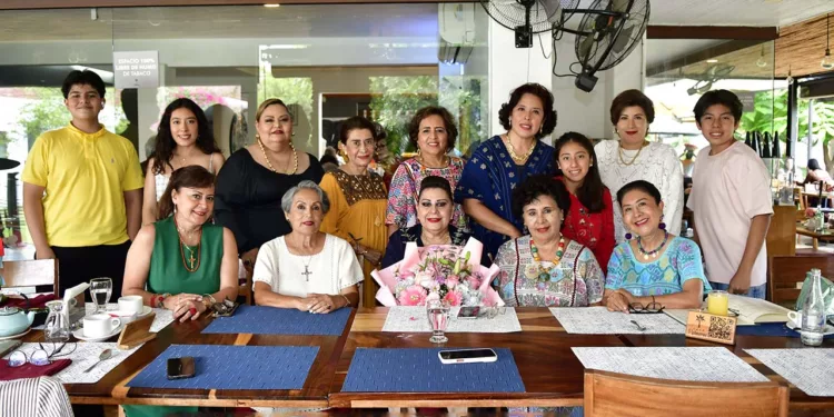 Fotos: Rubén Morales // Familiares y amistades se reunieron para celebrar el cumpleaños de Melly Domínguez, compartiendo un agradable desayuno.