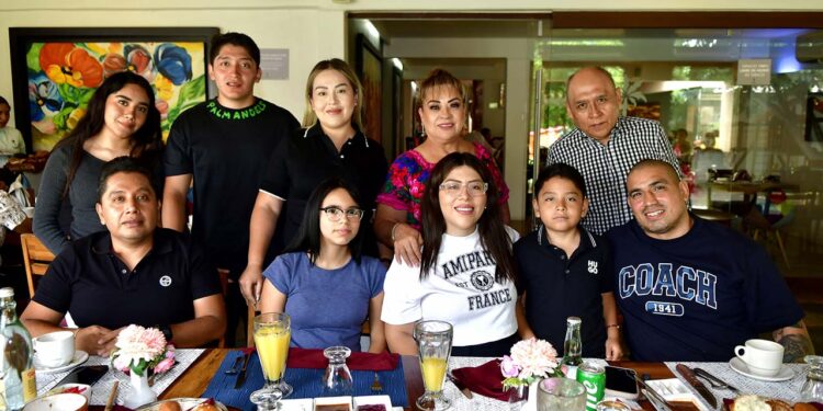 Fotos: Rubén Morales // Karen Michelle Hernández Suárez celebró su cumpleaños acompañada de su novio, sus padres y amigos.