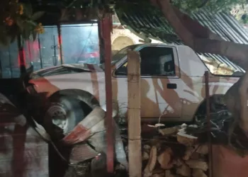 La camioneta Chevrolet Tracker quedó con el frente destrozado tras estrellarse en el kilómetro 32+500 de la carretera federal 175.