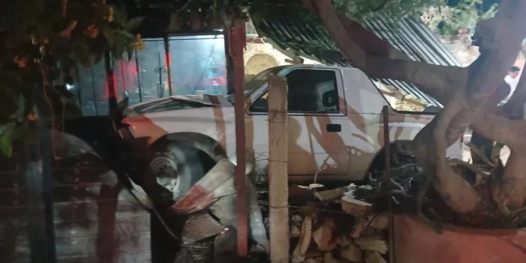La camioneta Chevrolet Tracker quedó con el frente destrozado tras estrellarse en el kilómetro 32+500 de la carretera federal 175.