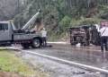 La camioneta Toyota Urvan de la empresa de transporte ‘Gumi’ terminó volcada sobre la cinta asfáltica en la carretera federal 125.