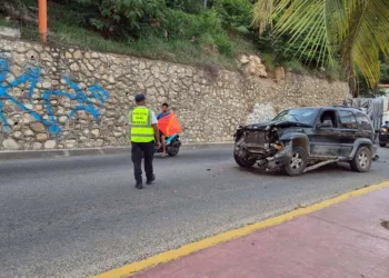 La camioneta Jeep Liberty fue abandonada por su conductor tras chocar y causar severos daños a una palmera.