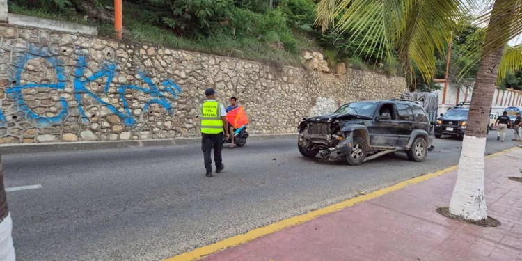 La camioneta Jeep Liberty fue abandonada por su conductor tras chocar y causar severos daños a una palmera.