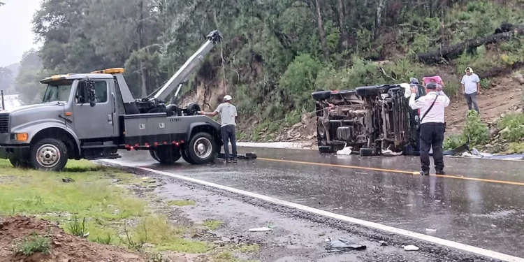 La camioneta Toyota Urvan de la empresa de transporte ‘Gumi’ terminó volcada sobre la cinta asfáltica en la carretera federal 125.