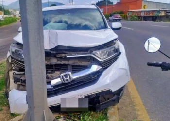 La camioneta Honda CR-V terminó con el cofre y la suspensión delantera completamente dañados tras el violento impacto en la vía federal.