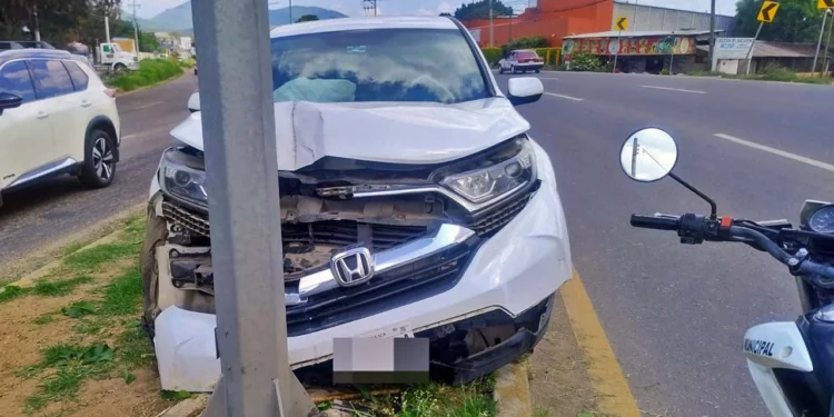 La camioneta Honda CR-V terminó con el cofre y la suspensión delantera completamente dañados tras el violento impacto en la vía federal.
