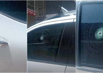 La camioneta Nissan Frontier blanca donde viajaba la agente municipal de Salinas del Marqués presentó múltiples impactos de bala tras la emboscada en el barrio Vixhana.