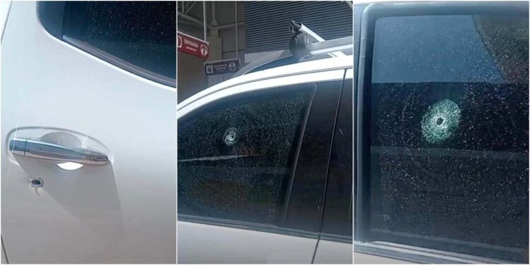 La camioneta Nissan Frontier blanca donde viajaba la agente municipal de Salinas del Marqués presentó múltiples impactos de bala tras la emboscada en el barrio Vixhana.