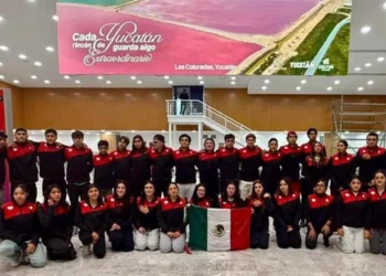 La nadadora oaxaqueña, Sahara Monroy García, con la selección nacional.