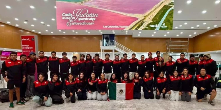 La nadadora oaxaqueña, Sahara Monroy García, con la selección nacional.
