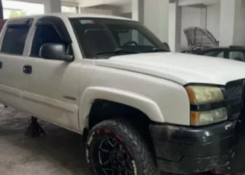 La unidad robada en la colonia Fidepal es una Chevrolet Silverado blanca, con rines negros y una defensa de hierro frontal.