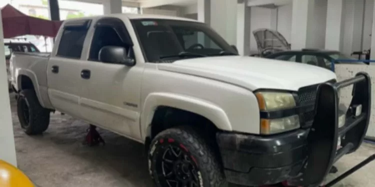 La unidad robada en la colonia Fidepal es una Chevrolet Silverado blanca, con rines negros y una defensa de hierro frontal.