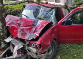 La unidad Nissan quedó completamente destruida tras chocar contra un poste de concreto en el tramo Valle Nacional-La Boca.