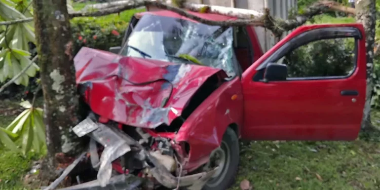 La unidad Nissan quedó completamente destruida tras chocar contra un poste de concreto en el tramo Valle Nacional-La Boca.