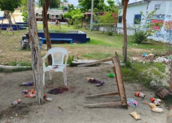 La víctima, identificada como Cristina C. C., sobrevivió tras recibir cuatro impactos de proyectil en el pecho, rostro y extremidades.