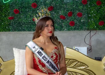 La huajuapeña Palmira Ruiz regresó a la Mixteca tras coronarse como Miss Eco Internacional 2026.