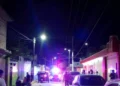 Paramédicos del municipio confirmaron el deceso de la adulta mayor en el cruce de las calles Rayón e Independencia de Santa Cruz Xoxocotlán. Elementos de la AEI y peritos de la Fiscalía realizaron el levantamiento del cuerpo.