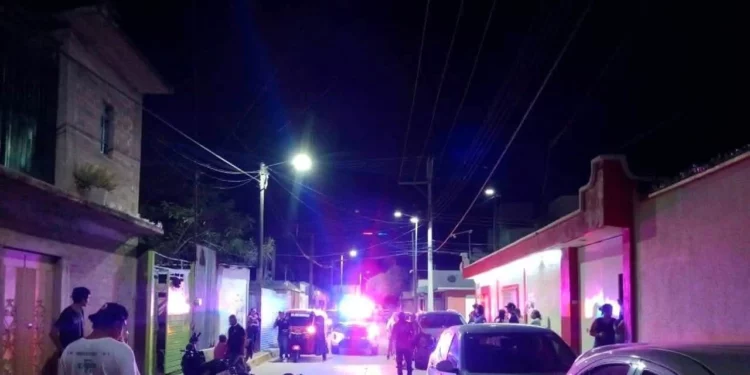 Paramédicos del municipio confirmaron el deceso de la adulta mayor en el cruce de las calles Rayón e Independencia de Santa Cruz Xoxocotlán. Elementos de la AEI y peritos de la Fiscalía realizaron el levantamiento del cuerpo.