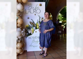 Fotos: Rubén Morales // Mariana Hernández Velasco recibió el cariño y los mejores deseos de familiares y amigas.