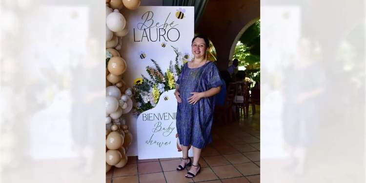 Fotos: Rubén Morales // Mariana Hernández Velasco recibió el cariño y los mejores deseos de familiares y amigas.