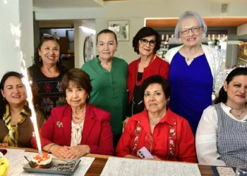 Fotos: Rubén Morales // Martha Navarro de Díaz fue colmada de felicitaciones, buenos deseos y muestras de cariño.