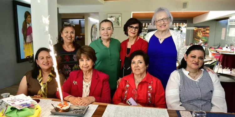 Fotos: Rubén Morales // Martha Navarro de Díaz fue colmada de felicitaciones, buenos deseos y muestras de cariño.