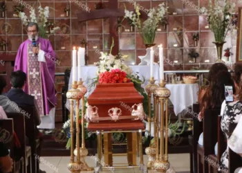 Foto: Adrián Gaytán // Misa de cuerpo presente en la capilla ardiente.