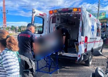 Paramédicos de Bomberos estabilizaron al motociclista de 59 años de edad.