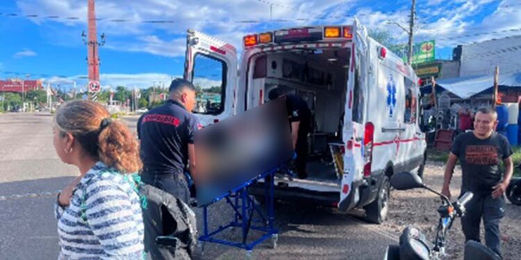 Paramédicos de Bomberos estabilizaron al motociclista de 59 años de edad.