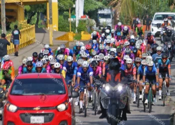 Fotos: Leobardo García Reyes // Puerto Escondido fue el inicio de la Vuelta Oaxaca 2026; participan más de 250 pedalistas esta competencia.