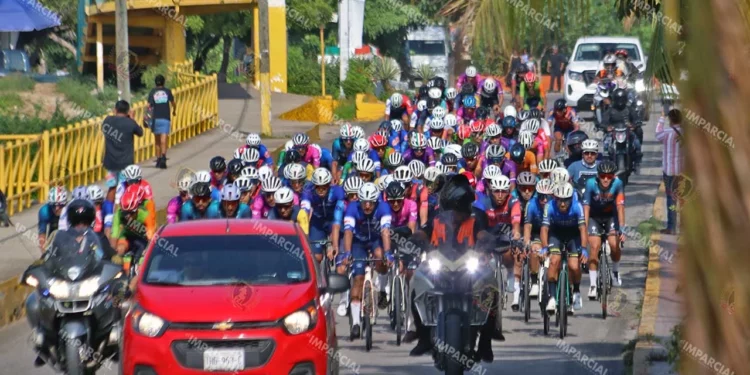 Fotos: Leobardo García Reyes // Puerto Escondido fue el inicio de la Vuelta Oaxaca 2026; participan más de 250 pedalistas esta competencia.