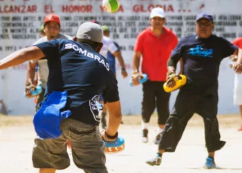 Se desarrolla el Tercer Torneo Internacional de Pelota Mixteca.
