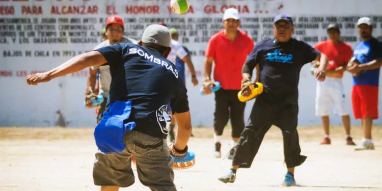 Se desarrolla el Tercer Torneo Internacional de Pelota Mixteca.