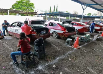 Foto: Adrián Gaytán // La improvisación, sello del gobierno, ahora tienen a usuarios y taxis foráneos como presa.