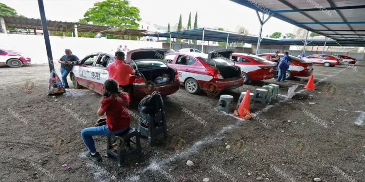 Foto: Adrián Gaytán // La improvisación, sello del gobierno, ahora tienen a usuarios y taxis foráneos como presa.