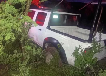 Una camioneta oficial de Yucuquimi de Ocampo protagonizó una salida de camino en la carretera a Tezoatlán.