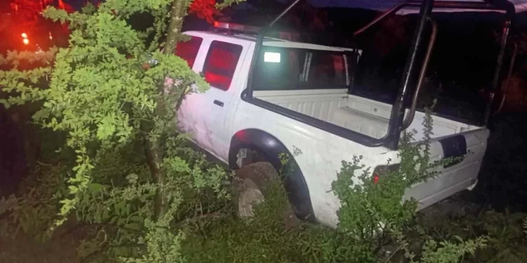 Una camioneta oficial de Yucuquimi de Ocampo protagonizó una salida de camino en la carretera a Tezoatlán.