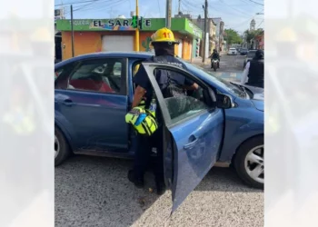 El violento accidente vial se suscitó en la transitada esquina de las calles Carranza y Valerio Trujano.