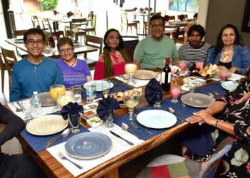 Fotos: Rubén Morales // Don Francisco López Toledo y doña Esther Gómez Nolasco, acompañados de sus hijos y nietos, recibieron con gran entusiasmo a sus invitados.