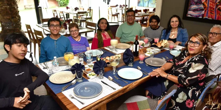 Fotos: Rubén Morales // Don Francisco López Toledo y doña Esther Gómez Nolasco, acompañados de sus hijos y nietos, recibieron con gran entusiasmo a sus invitados.